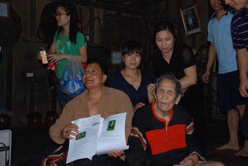 Gia đình ông Khăm Phết hiện còn giữ những giấy tờ viết tay của ông Hồ Việt Sang cam kết không sử dụng thương hiệu thuốc Amakong bất kỳ mọi hình thức.Ảnh: NVCC