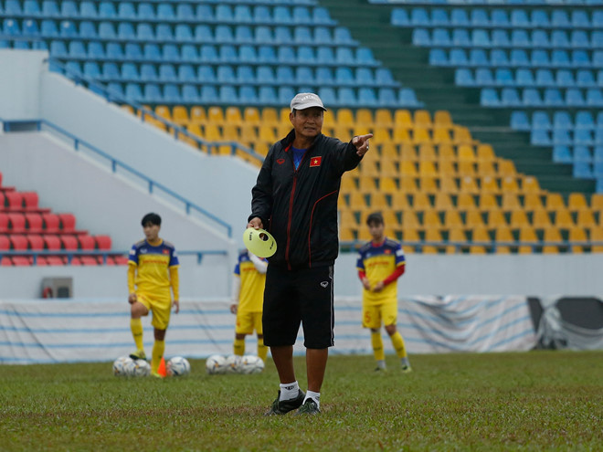 HLV Mai Đức Chung và các cầu thủ trên sân Cẩm Phả - CLB Than Quảng Ninh