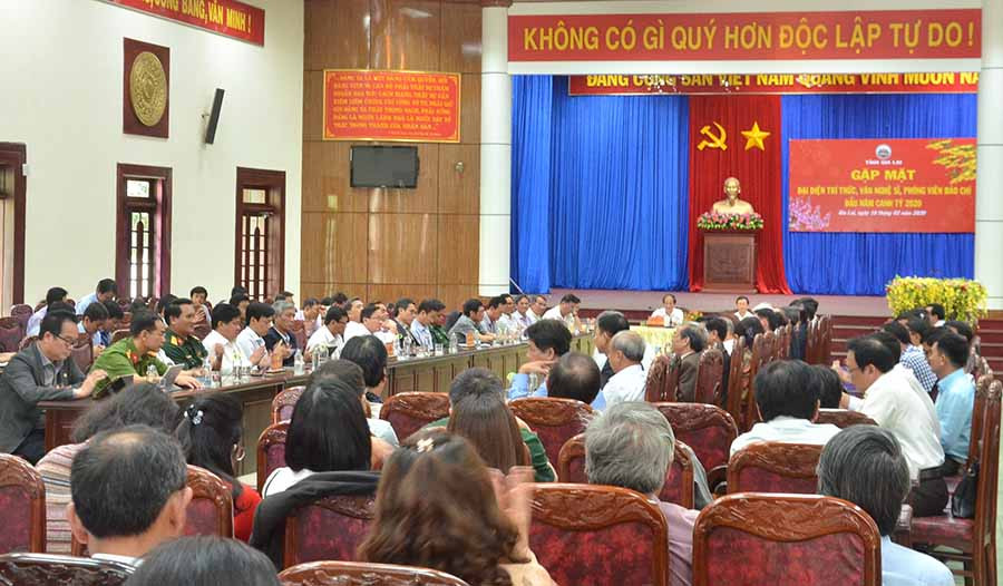 Quang cảnh buổi gặp mặt đại diện trí thức, văn nghệ sĩ, phóng viên báo chí trên địa bàn tỉnh Gia Lai. Ảnh: P.L