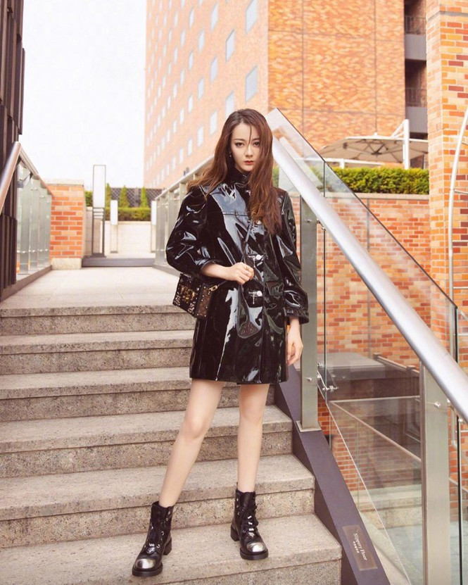 Tuy nhiên, thứ giúp mỹ nhân sinh năm 1992 vụt sáng thành sao không phải nhờ khả năng diễn xuất, mà là ở sắc vóc hơn người. Như những người đẹp khác đến từ Tân Cương, Địch Lệ Nhiệt Ba sở hữu gương mặt lai sắc sảo, xinh đẹp, cùng làn da trắng như sứ.