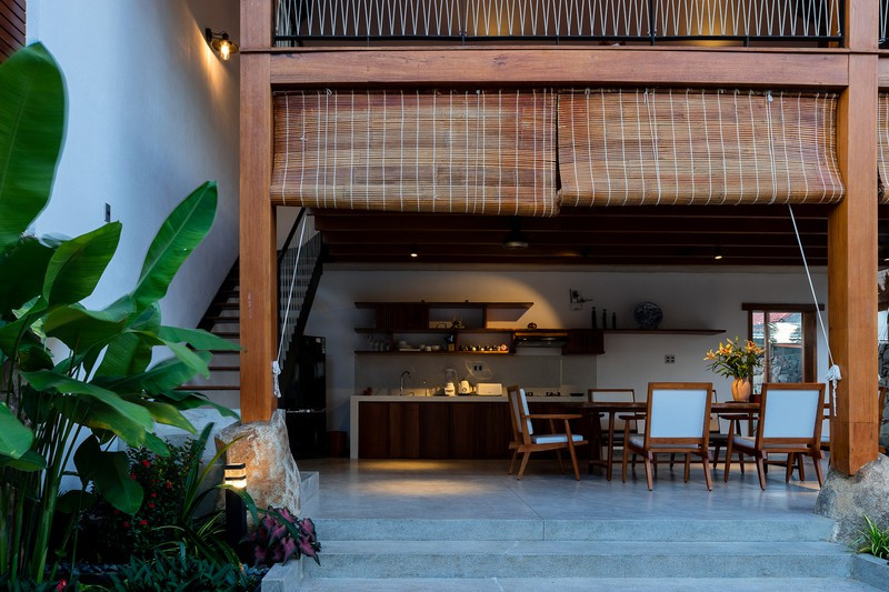 Nếu như khu vực tầng 1 là nơi tập trung cho các hoạt động chung như nhà bếp, phòng ăn, tiếp khách thì một cầu thang dẫn lên tầng 2, dành cho các hoạt động riêng tư.