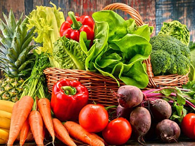 Ăn các loại rau lá xanh như cải bó xôi, cải xoăn, củ cải, đậu giàu vitamin A, C, protein và những dưỡng chất khác tăng sức khỏe não bộ cũng như làm giảm nguy cơ mắc chứng lãng quên - Ảnh minh họa: Shutterstock