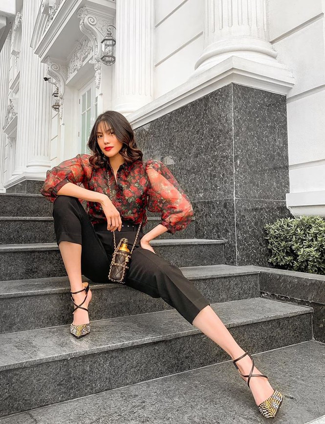 Với set đồ này, chiếc túi hàng hiệu có hình giống chai nước của Lan Khuê đã chiếm trọn spotlight. Không chỉ thế, đôi giày đinh tán cũng nổi bật không kém. Với set đồ này, chiếc túi hàng hiệu có hình giống chai nước của Lan Khuê đã chiếm trọn spotlight. Không chỉ thế, đôi giày đinh tán cũng nổi bật không kém.