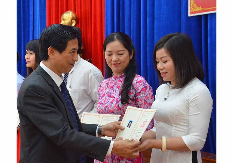 PGS.TS Đoàn Triệu Long-Phó Giám đốc Học viện chính trị khu vực III trao bằng tốt nghiệp cho các học viên. Ảnh: P.L