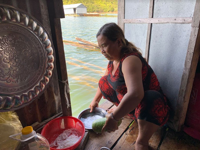 Hằng ngày họ phải sử dụng nước hồ để sinh hoạt.