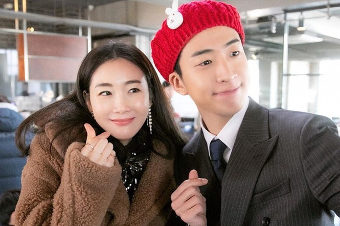 Kim Joo Muk đội mũ len, quàng khăn giống hệt tài tử Kwon Sang Woo - người yêu của Choi Ji Woo trong phim Nấc thang lên thiên đường năm xưa.