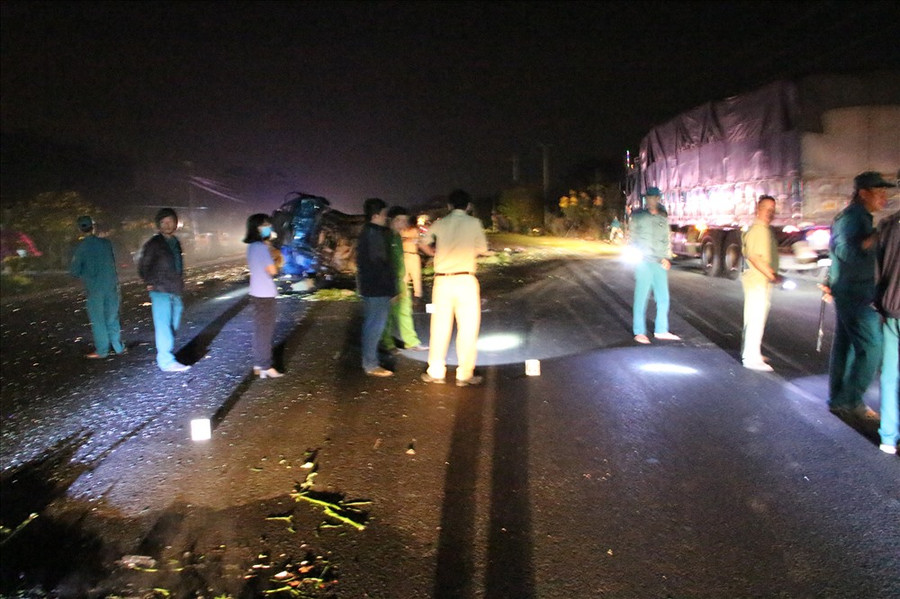  Lực lượng chức năng đang nỗ lực giải quyết hiện trường vụ tai nạn. Ảnh: Đình Trọng