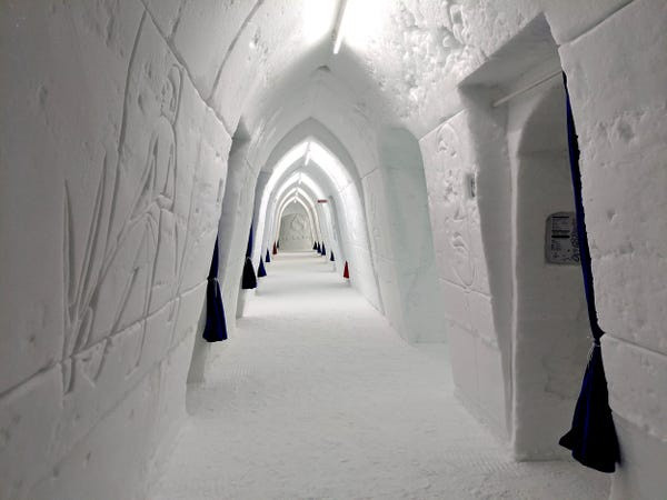 Rèm cửa màu xanh được dùng cho các căn phòng tiêu chuẩn, trong khi những căn phòng có chủ đề sử dụng rèm màu đỏ. Rèm cửa màu xanh được dùng cho các căn phòng tiêu chuẩn, trong khi những căn phòng có chủ đề sử dụng rèm màu đỏ.