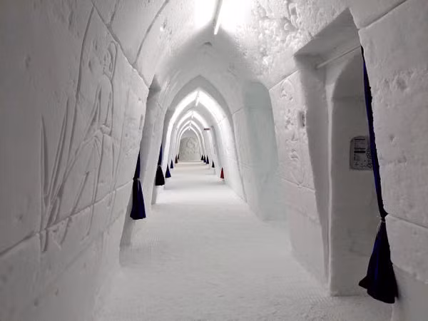 Rèm cửa màu xanh được dùng cho các căn phòng tiêu chuẩn, trong khi những căn phòng có chủ đề sử dụng rèm màu đỏ.