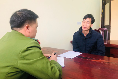 Công an lấy lời khai đối tượng Lộc Văn Đội.