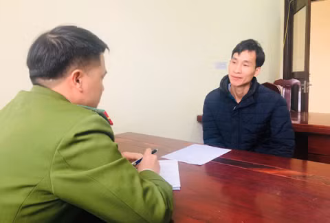 Công an lấy lời khai đối tượng Lộc Văn Đội.