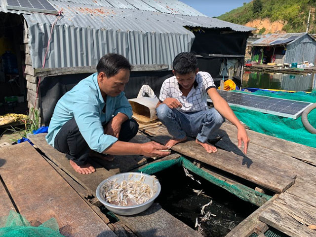 Những hộ dân ở làng chài này chủ yếu làm nghề nuôi cá lóc và đánh bắt cá trên lòng hồ thủy điện Buôn Tua Sarh để sinh sống.