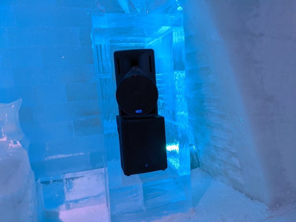 Quán bar khách sạn được trang bị loa. Quán bar khách sạn được trang bị loa.