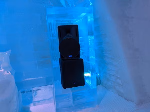 Quán bar khách sạn được trang bị loa.