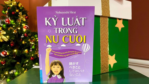 Kỷ luật trong nụ cười chứa đựng rất nhiều quan điểm mới mẻ về cách giáo dục trẻ. Kỷ luật trong nụ cười chứa đựng rất nhiều quan điểm mới mẻ về cách giáo dục trẻ.