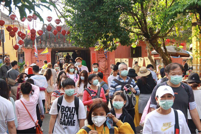 Du khách tham quan Hội An Du khách tham quan Hội An