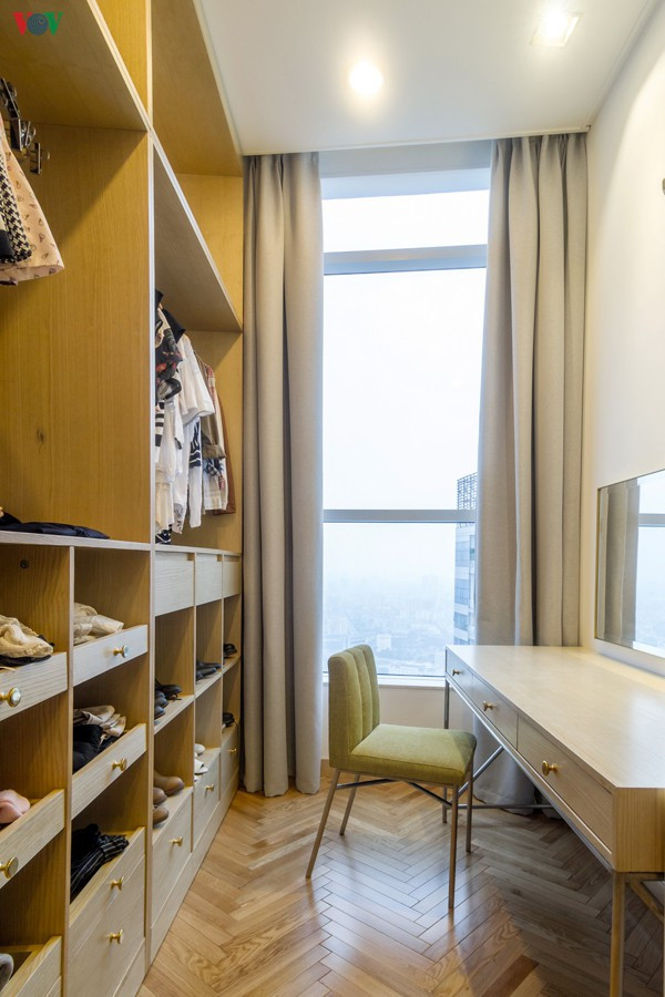 Hệ thống tủ quần áo được thiết kế cao sát trần để tận dụng diện tích và không gian. Hệ thống tủ quần áo được thiết kế cao sát trần để tận dụng diện tích và không gian.