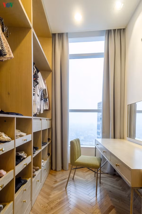 Hệ thống tủ quần áo được thiết kế cao sát trần để tận dụng diện tích và không gian.