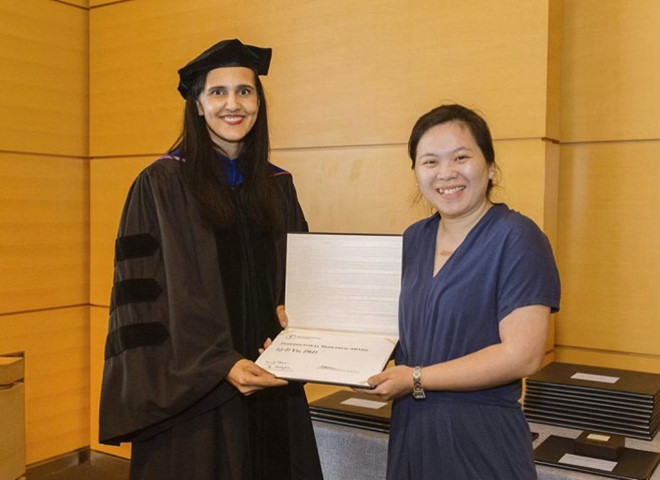 GS-TS Vũ Phương Ly (phải) nhận giải thưởng ở Trung tâm nghiên cứu và điều trị ung thư Memorial Sloan Kettering - Ảnh: NVCC