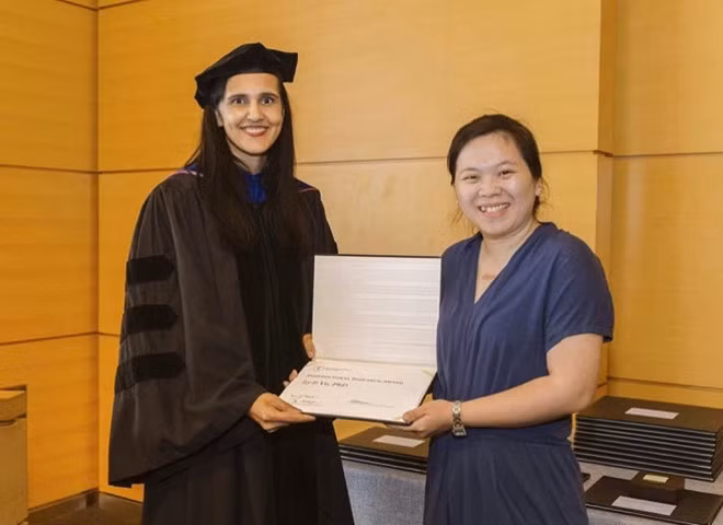 GS-TS Vũ Phương Ly (phải) nhận giải thưởng ở Trung tâm nghiên cứu và điều trị ung thư Memorial Sloan Kettering - Ảnh: NVCC