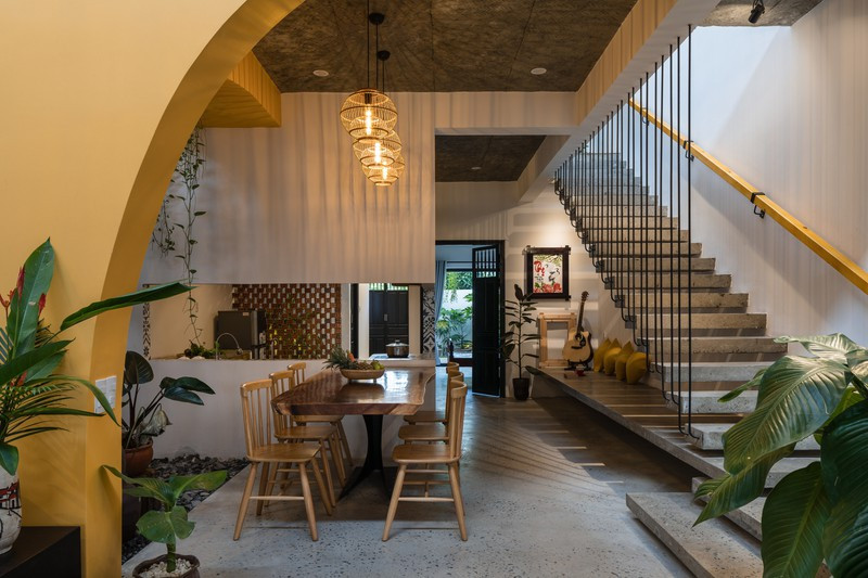  Phòng ăn đóng vai trò là khu vực chính kết nối tất cả các không gian với nhau, là nơi để các thành viên trong gia đình chia sẻ về những câu chuyện hàng ngày sau, giờ làm việc.