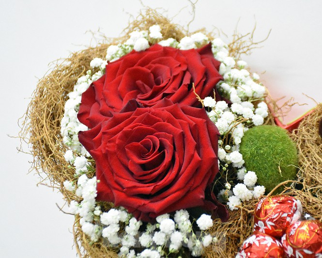  Điểm độc đáo của mẫu quà tặng này đến từ lớp lót tạo hình từ rễ cây quất cảnh, như những chiếc tổ chim xinh xắn, tượng trưng cho ước mơ về một tổ ấm êm đềm.