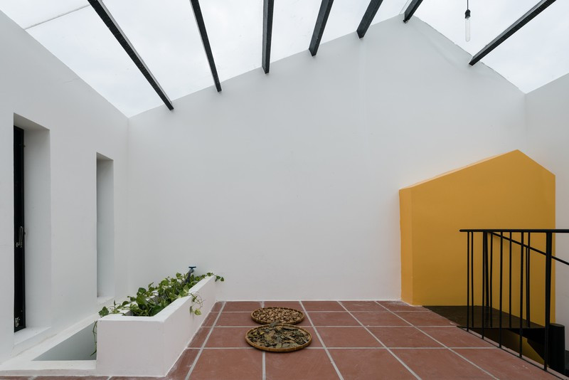 Sân phơi có mái che di động bên trên.