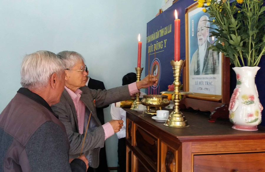 Các hội viên dâng hương tưởng niệm Đại tôn y Hải Thượng Lãn Ông- Lê Hữu Trác. Ảnh: Như Nguyện Các hội viên dâng hương tưởng niệm Đại tôn y Hải Thượng Lãn Ông- Lê Hữu Trác. Ảnh: Như Nguyện