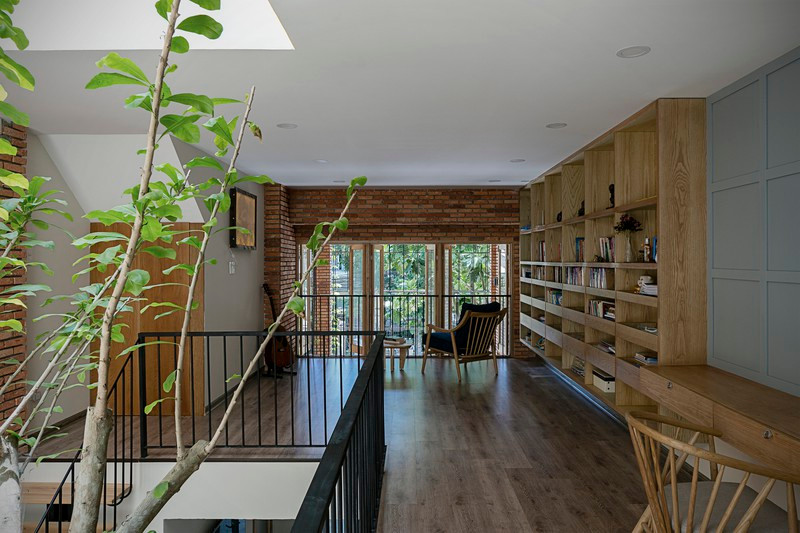 Phòng đọc nằm ngay tầng lửng, thoáng đãng.