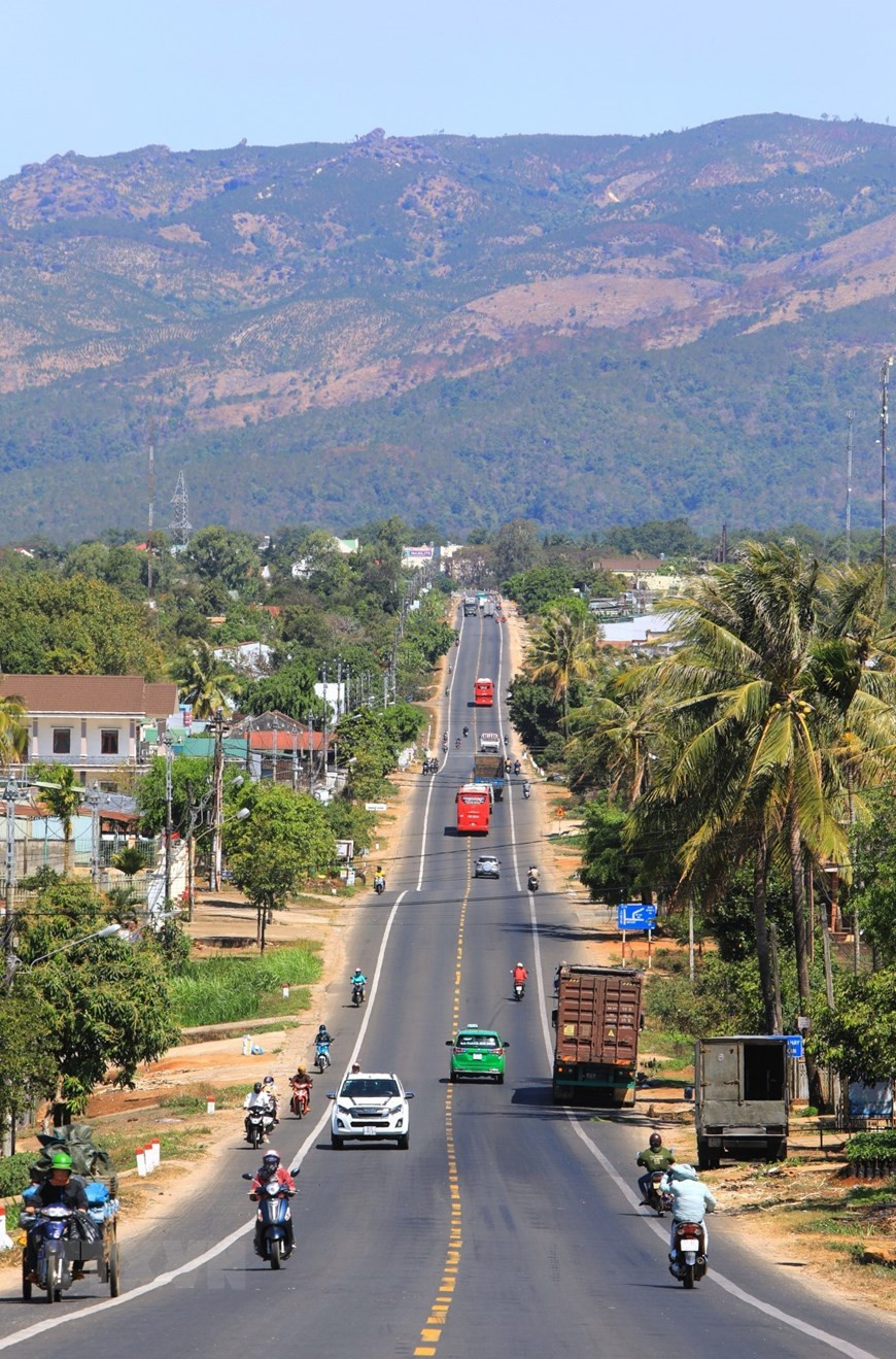 Hệ thống giao thông nhiều dốc, uốn lượn bám theo địa hình tự nhiên tạo nên một vẻ đẹp rất riêng nơi phố núi. (Ảnh: Thành Đạt/TTXVN) Hệ thống giao thông nhiều dốc, uốn lượn bám theo địa hình tự nhiên tạo nên một vẻ đẹp rất riêng nơi phố núi. (Ảnh: Thành Đạt/TTXVN)