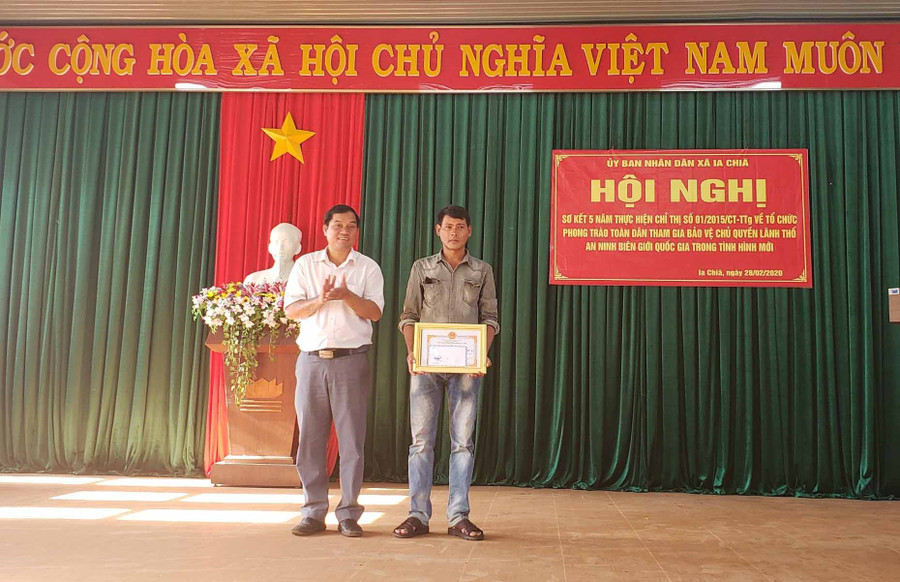 Tặng giấy khen cho tập thể. Ảnh: Anh Huy