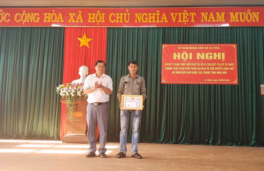 Tặng giấy khen cho tập thể. Ảnh: Anh Huy