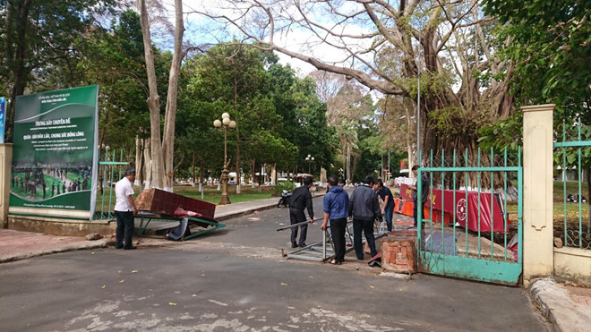 Vị trí cổng ra vào Bảo tàng tỉnh Đắk Lắk bị gãy đổ - Ảnh: Ngọc Hạ 