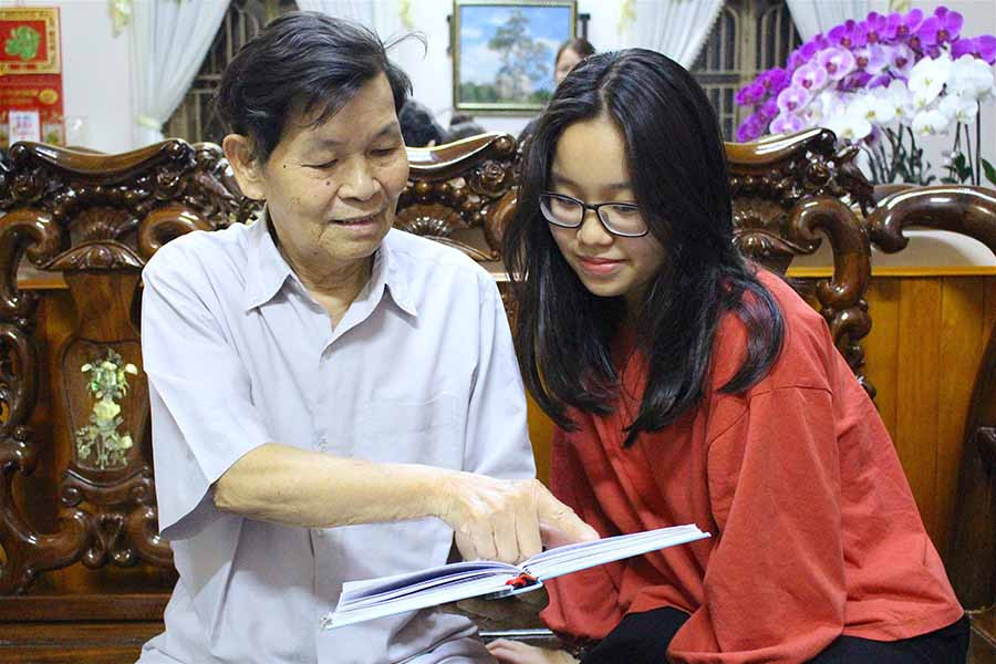 Ông Nguyễn Hồng Nam kể về những kỷ niệm thời chiến với cháu. Ảnh: M.T