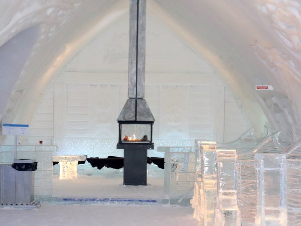 Quán bar có sức chứa khoảng 400 người. Quán bar có sức chứa khoảng 400 người.