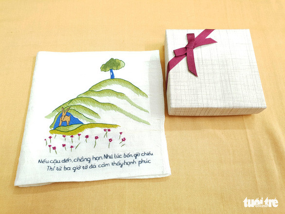 "Nếu cậu đến, chẳng hạn như lúc bốn giờ chiều, thì từ ba giờ tớ đã cảm thấy hạnh phúc", những dòng nhắn nhủ lấp lánh yêu thương được trích từ cuốn Hoàng tử bé - Ảnh: HÀ THANH