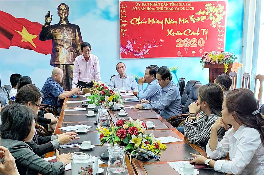 Sở Văn hóa-Thể thao và Du lịch tỉnh Gia Lai phối hợp với Hiệp hội Du lịch tỉnh tổ chức gặp mặt các đơn vị, doanh nghiệp kinh doanh dịch vụ, lữ hành nhằm bàn biện pháp kích cầu du lịch. Ảnh: H.N