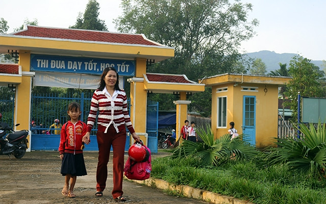  Chị Nguyễn Thị Hồng Hải đón cháu Nguyễn Thị Thu Thủy sau giờ tan học.