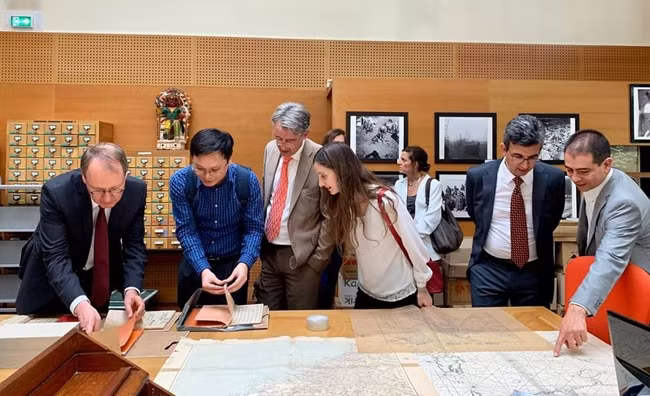 Các nhà khoa học Viện Nghiên cứu Hán Nôm tìm hiểu tư liệu Hán Nôm của Việt Nam tại Viện Viễn Đông Bác Cổ (Pháp).