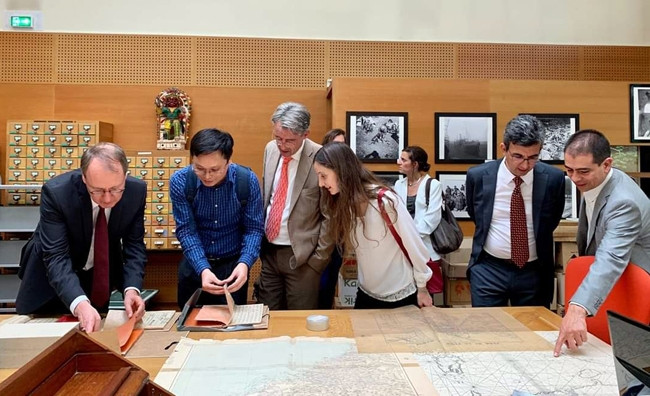 Các nhà khoa học Viện Nghiên cứu Hán Nôm tìm hiểu tư liệu Hán Nôm của Việt Nam tại Viện Viễn Đông Bác Cổ (Pháp). Các nhà khoa học Viện Nghiên cứu Hán Nôm tìm hiểu tư liệu Hán Nôm của Việt Nam tại Viện Viễn Đông Bác Cổ (Pháp).