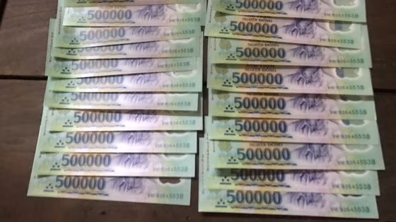  Tang vật tiền giả công an thu giữ. Ảnh: CA