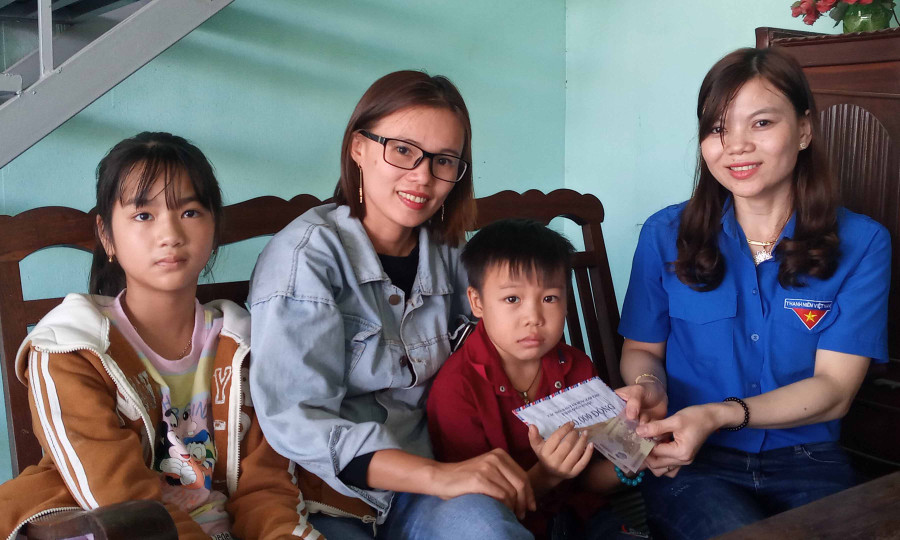 Đoàn Thanh niên thị trấn Phú Túc đến thăm hỏi và trao số tiền hỗ trợ cho gia đình em Hậu. Ảnh: Ngọc Sang