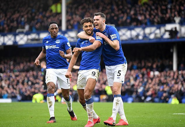 Calvert-Lewin (giữa) đã có trận đấu ấn tượng cho Everton khi ghi 1 bàn và 1 kiến tạo thành bàn giúp đội nhà có trận thắng quan trọng