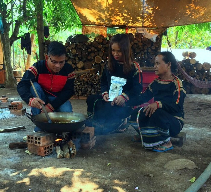 Y Pốt Niê trong một lần chế biến cafe nguyên chất. Ảnh: NVCC Y Pốt Niê trong một lần chế biến cafe nguyên chất. Ảnh: NVCC