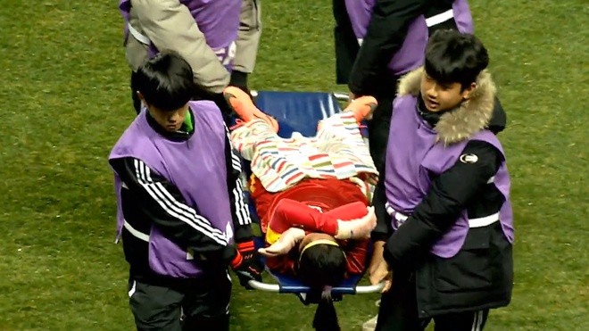 Đội trưởng Huỳnh Như bị đau cuối hiệp 1 phải tạm rời sân bằng cáng. Ảnh: Zing