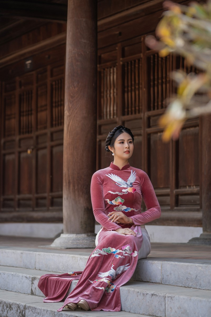  Ngọc Hân còn sử dụng màu sắc rực rỡ cho bộ sưu tập áo dài nhung để thắp sáng không gian và khiến những ngày lạnh trời trở nên ấm áp hơn.