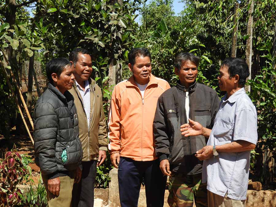 Dân làng trao đổi kinh nghiệm sản xuất. Ảnh: LƯƠNG THANH