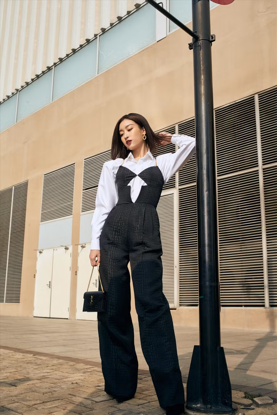 Bộ ảnh còn đánh dấu sự trưởng thành của Đỗ Mỹ Linh ở tuổi 24 với hình tượng một cô gái đầy mạnh mẽ và chững chạc. Không những thế, cô nàng vẫn luôn chuyển mình liên tục với nhiều phong cách mới, vai trò mới để khán giả không bị nhàm chán với hình ảnh một màu. Ảnh: Trương Tùng Lâm.