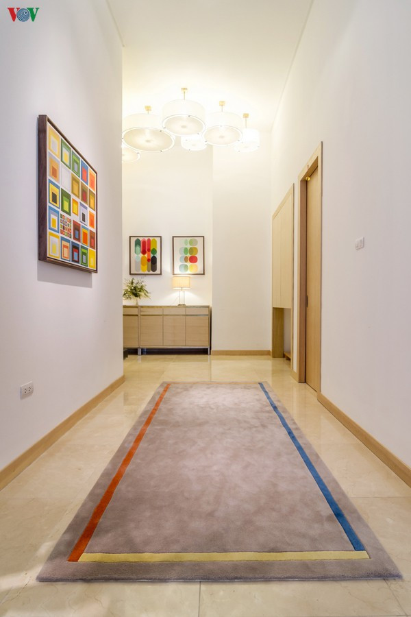 Những bức tranh theo phong cách đồ họa là điểm nhấn như một sự nhất quán trong các không gian. Những bức tranh theo phong cách đồ họa là điểm nhấn như một sự nhất quán trong các không gian.