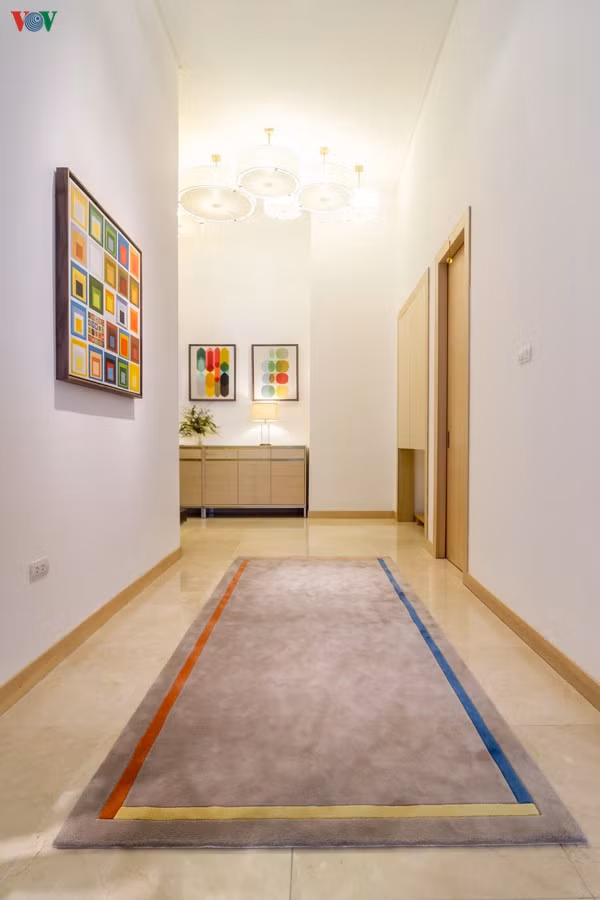  Những bức tranh theo phong cách đồ họa là điểm nhấn như một sự nhất quán trong các không gian.